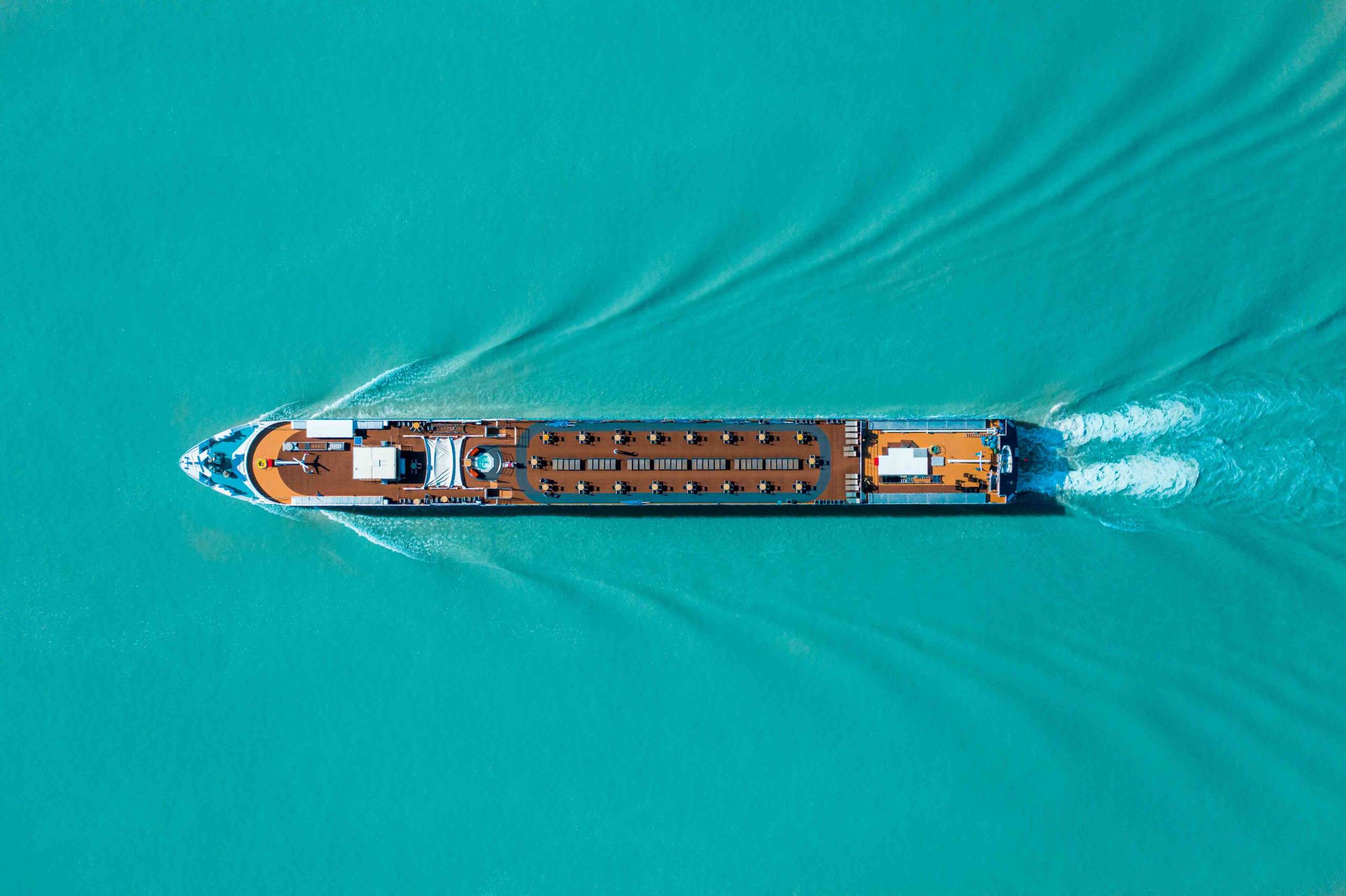 Kreuzfahrtschiff von oben auf dem Meer